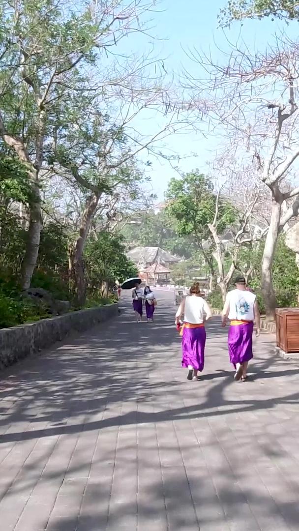 巴厘岛情人崖景区步道实拍视频视频的预览图