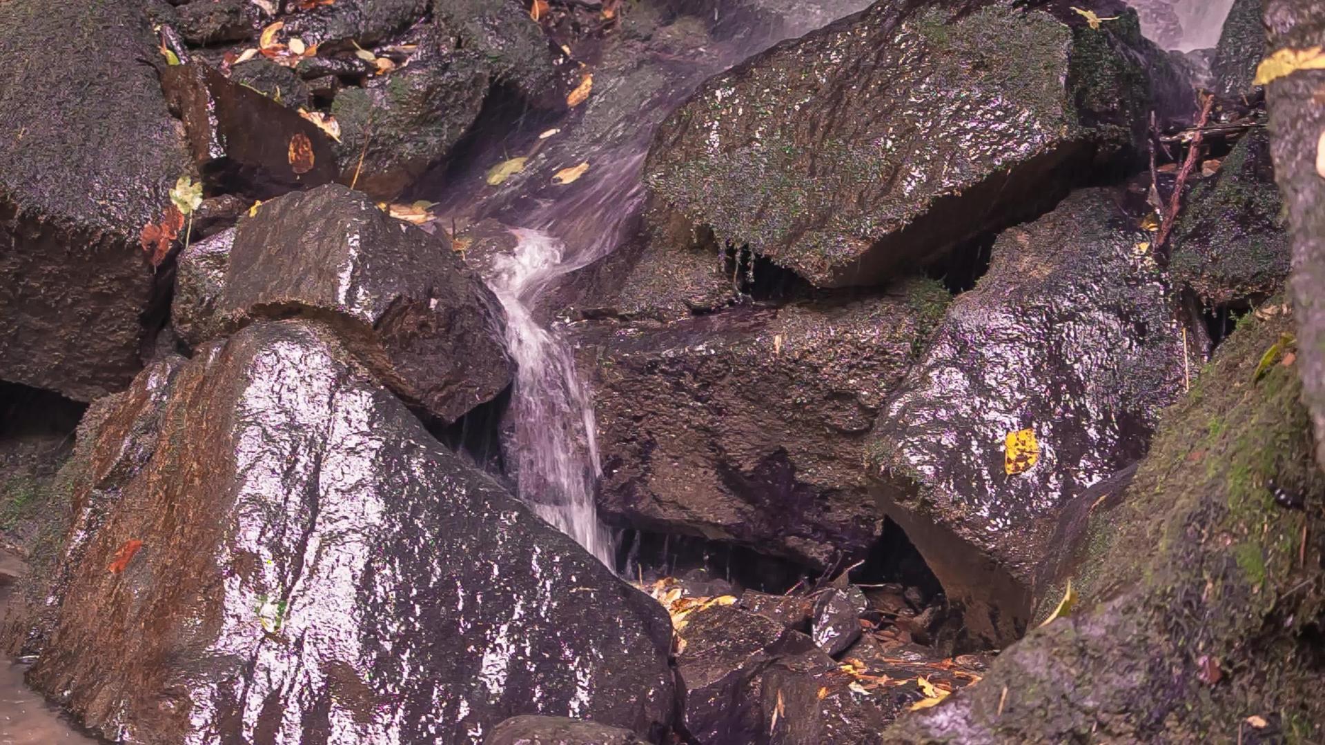 岩石之间的水流视频的预览图