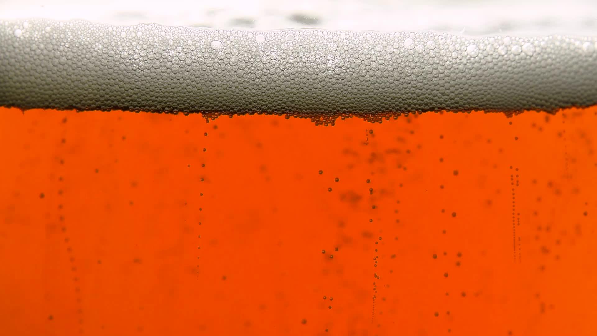 深啤酒泡沫在玻璃中的深底背景视频的预览图