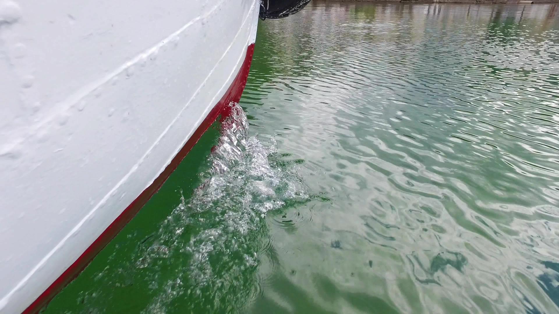在平静的水面上巡游的渔船反射奥赫里德湖视频的预览图