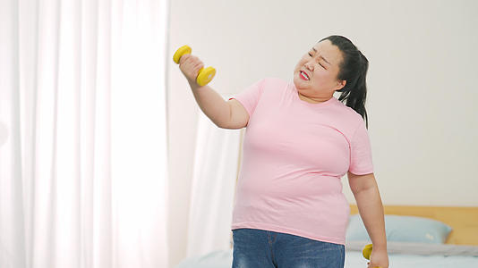 4k居家胖女生使用哑铃健身减肥锻炼瘦身运动视频的预览图