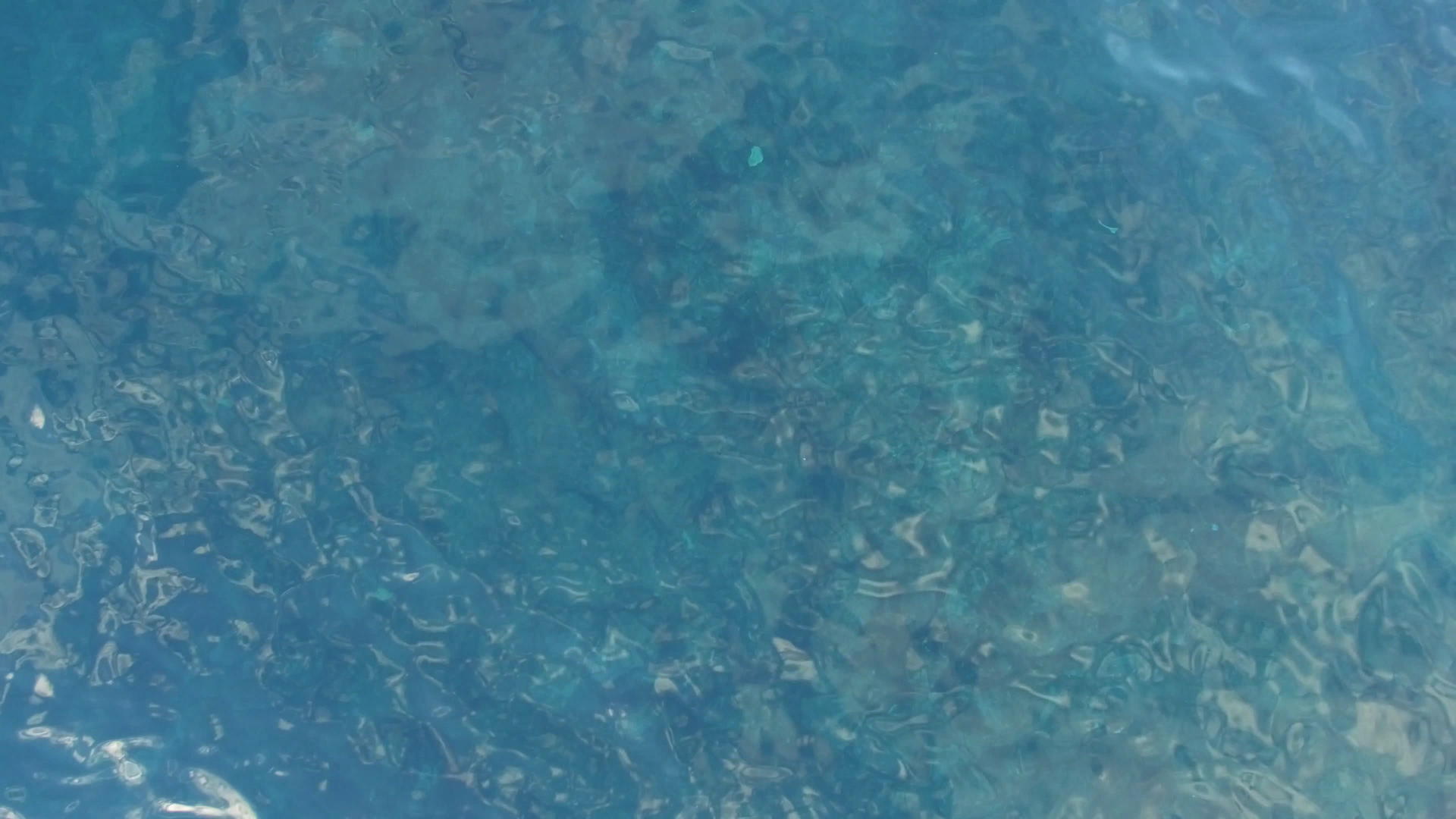 观察环礁湖蓝水的空气视频的预览图