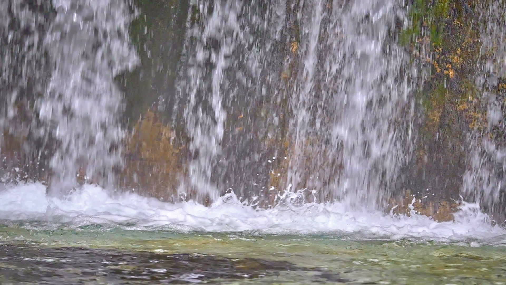 山水瀑布慢慢运动风景视频的预览图