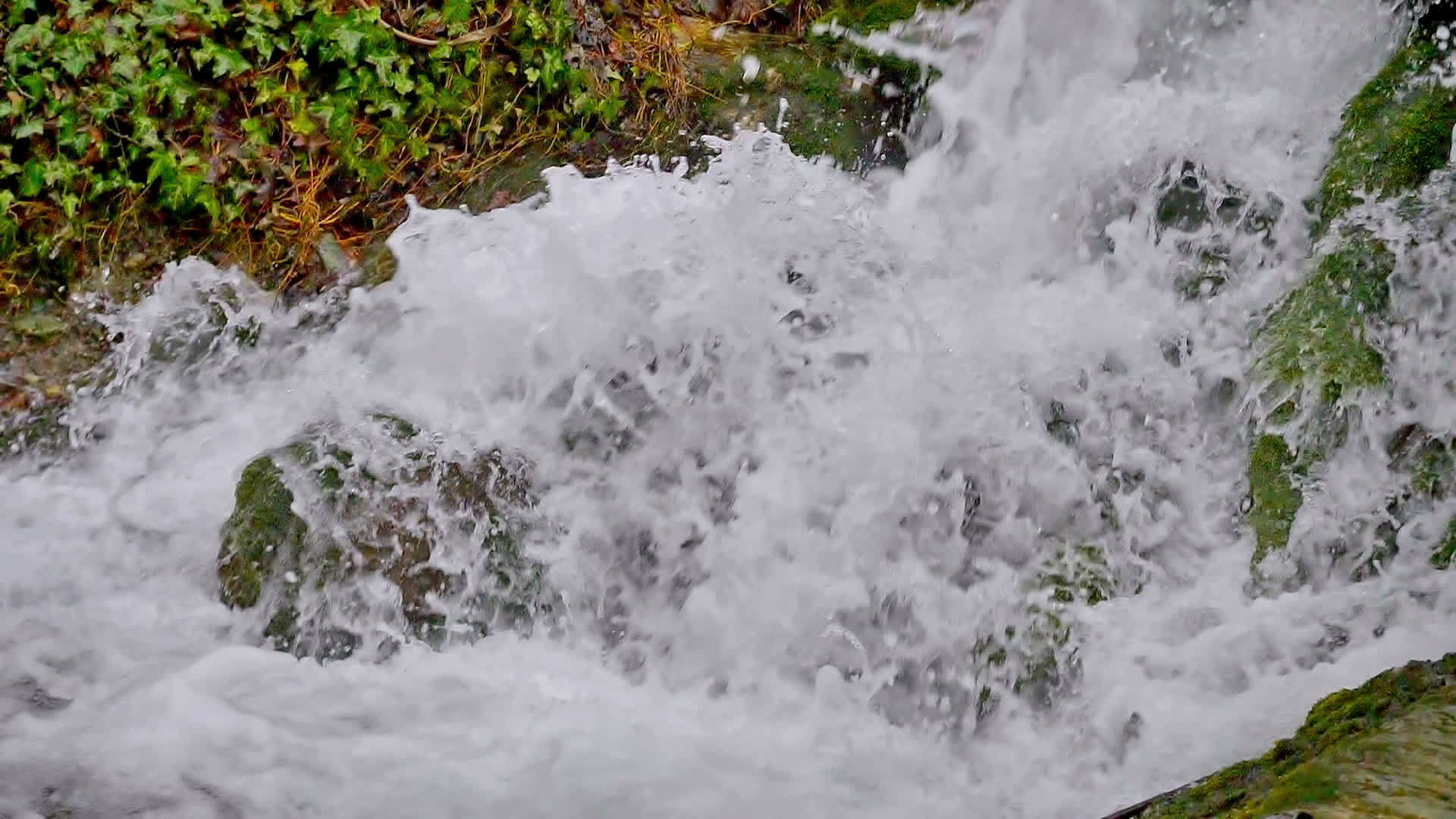 山水瀑布慢慢运动风景视频的预览图