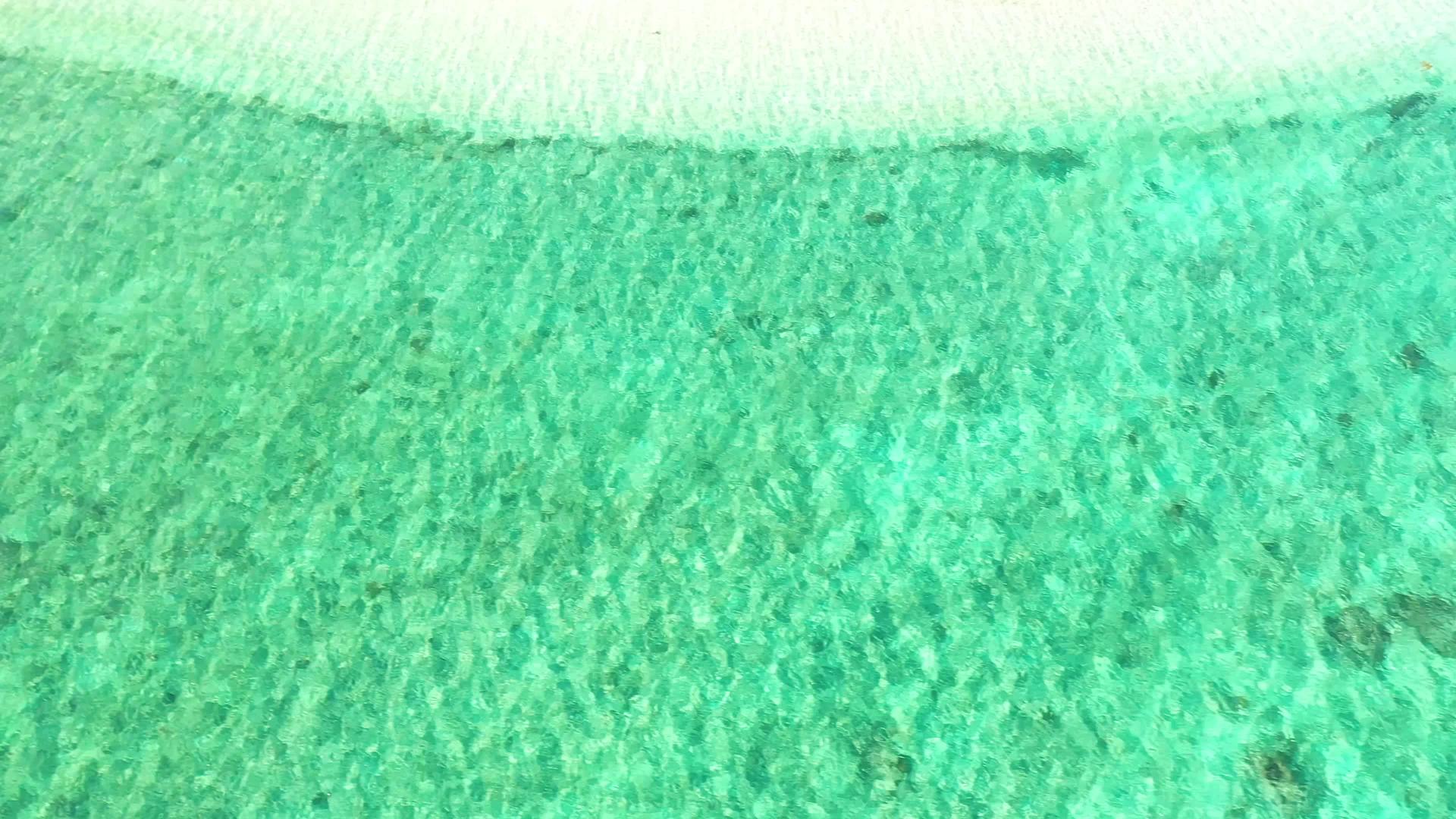 绿宝石海水用作热带环礁湖的海水表面视频的预览图