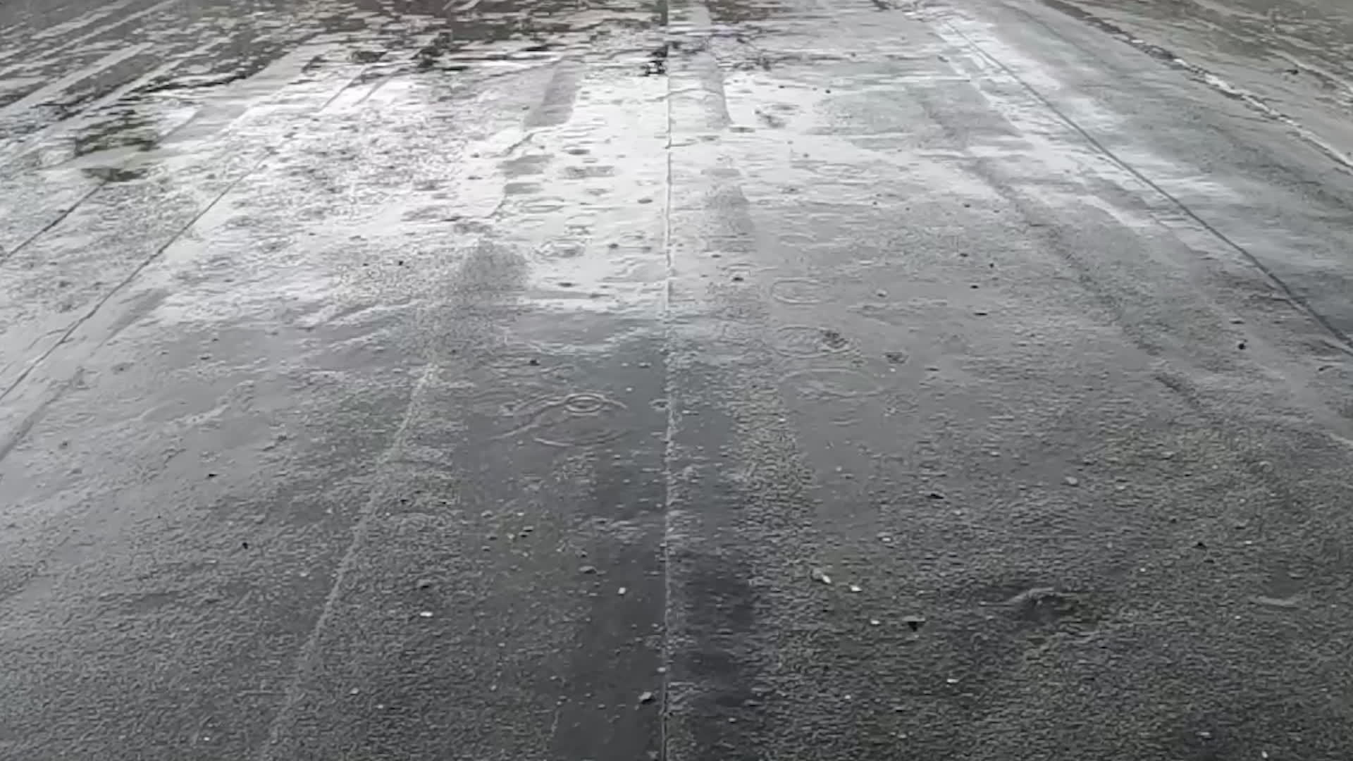 雨滴在缓慢的摩托车上反射了天空屋顶的黑白视频视频的预览图