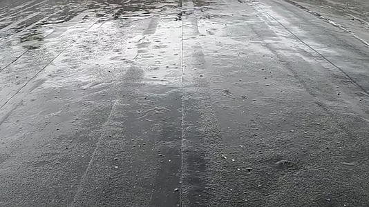 雨滴在缓慢的摩托车上反射了天空屋顶的黑白视频视频的预览图