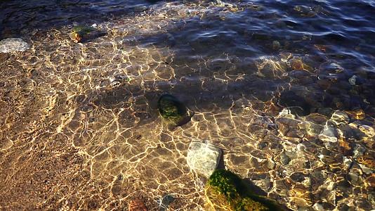 自然背景海岸上有清澈的水和岩石视频的预览图