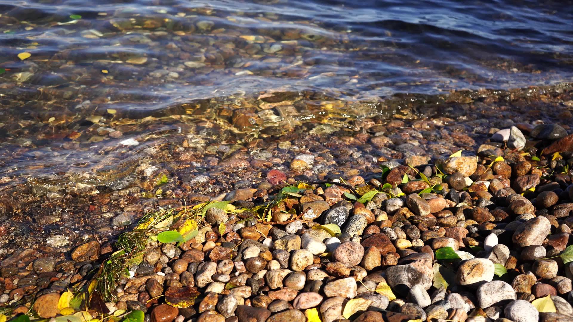 自然背景海岸上有清澈的水和岩石视频的预览图