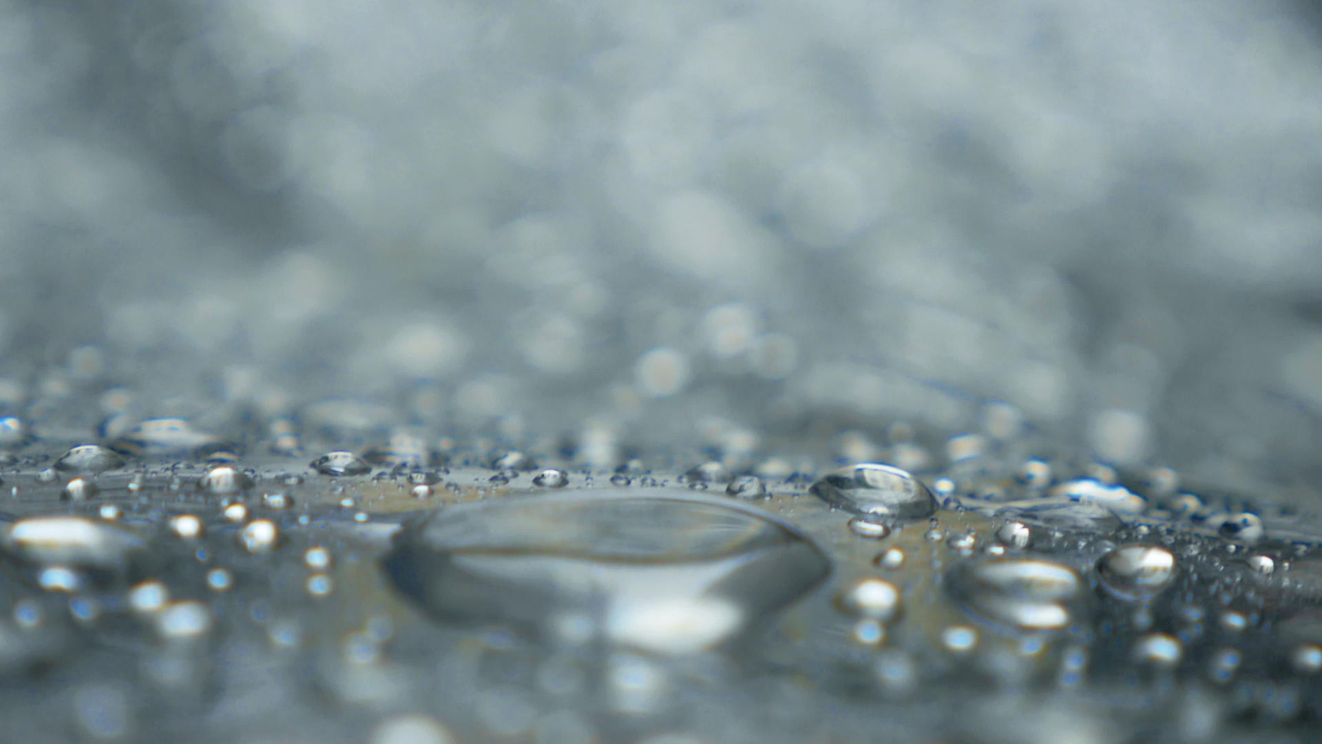 金属表面水滴的大水滴视频的预览图