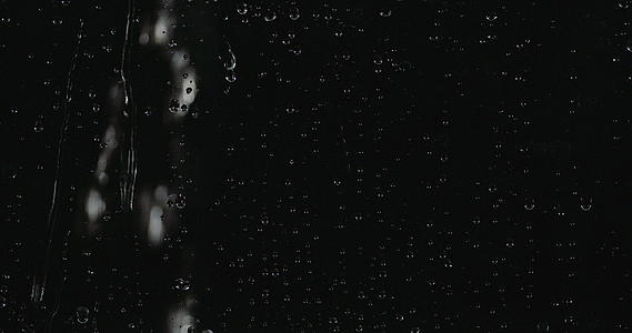 深色背景玻璃配有水滴视频的预览图