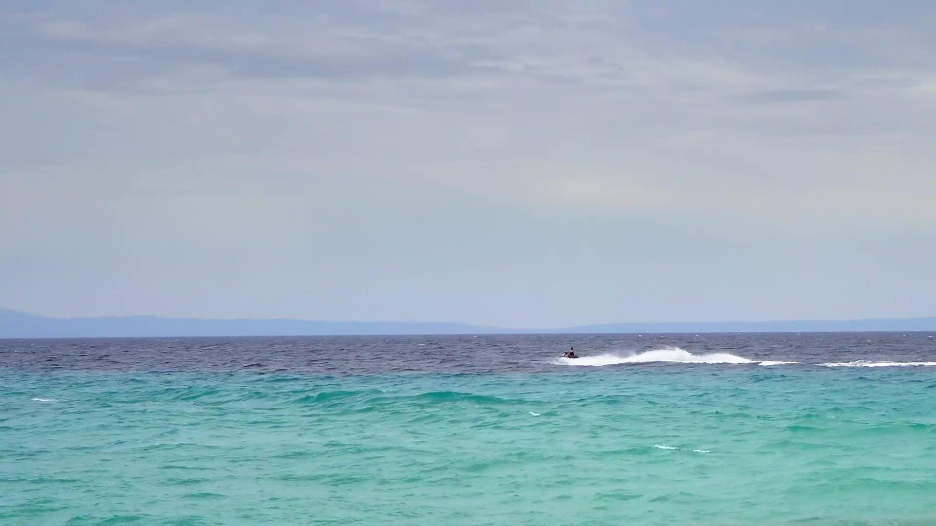 在海平线上驾驶水车的男子在夏季海滩娱乐视频的预览图
