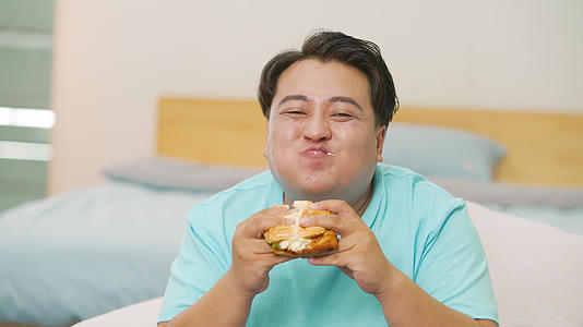 4k胖男生吃汉堡视频的预览图
