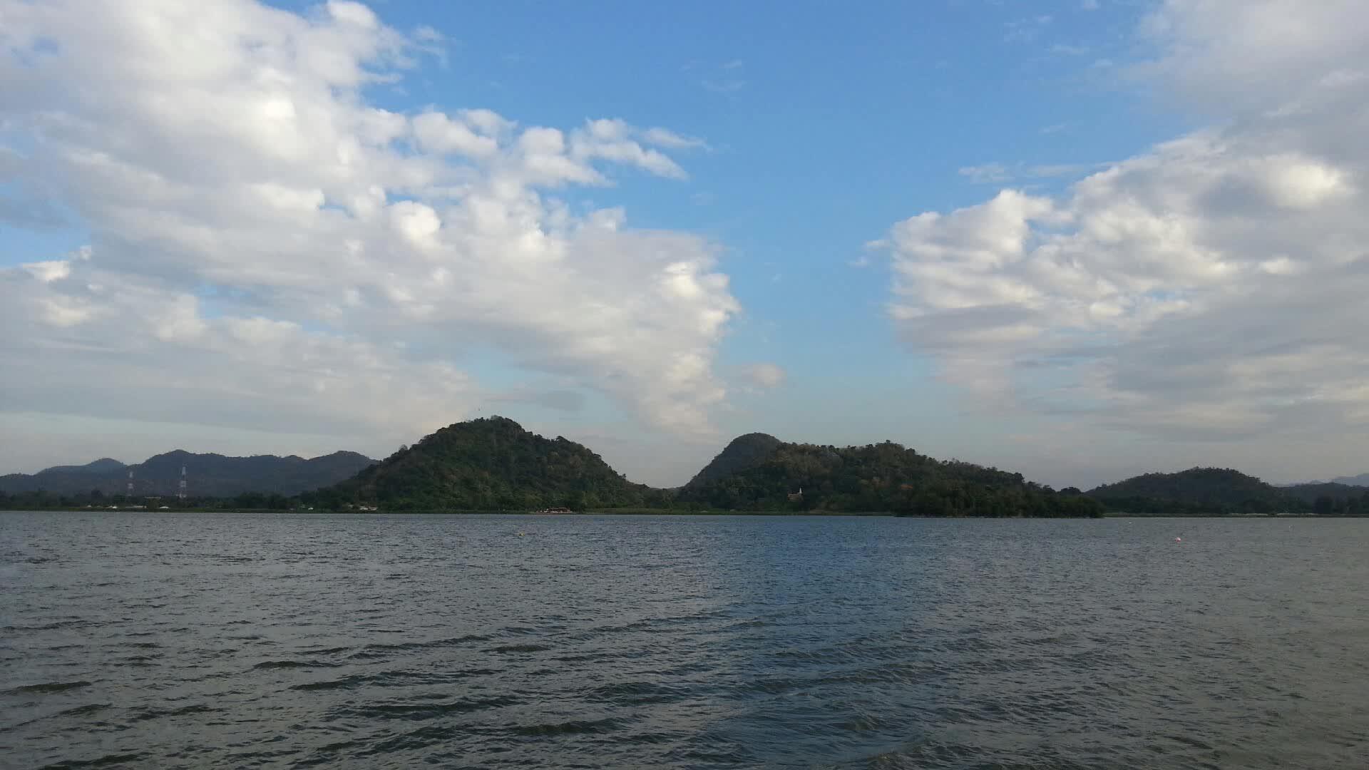 湖泊和山脉的水上摩托艇；在游戏中时间倒流；视频的预览图