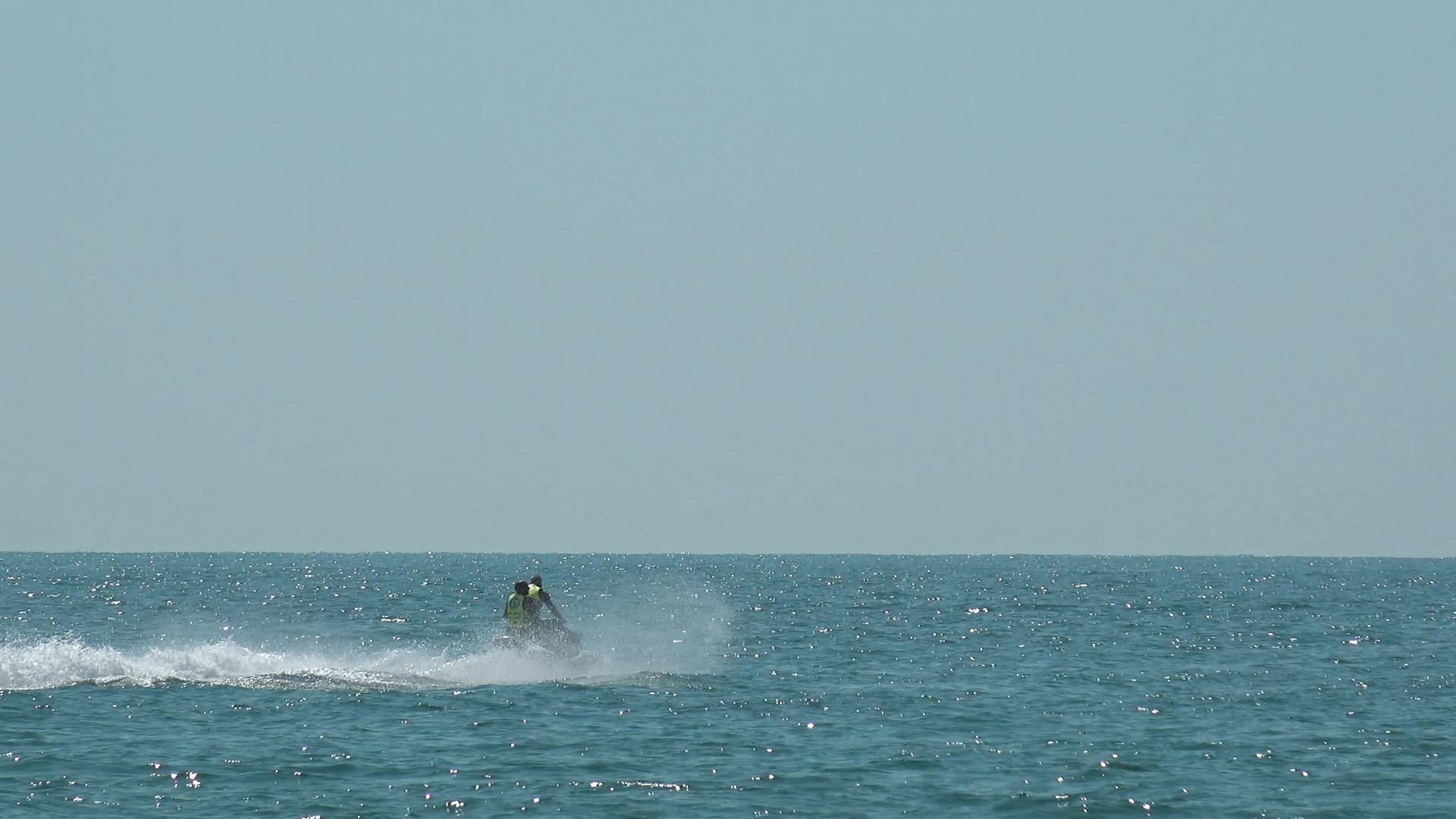 在喷气式滑雪热带海洋度假的概念中年轻男子骑得很快视频的预览图