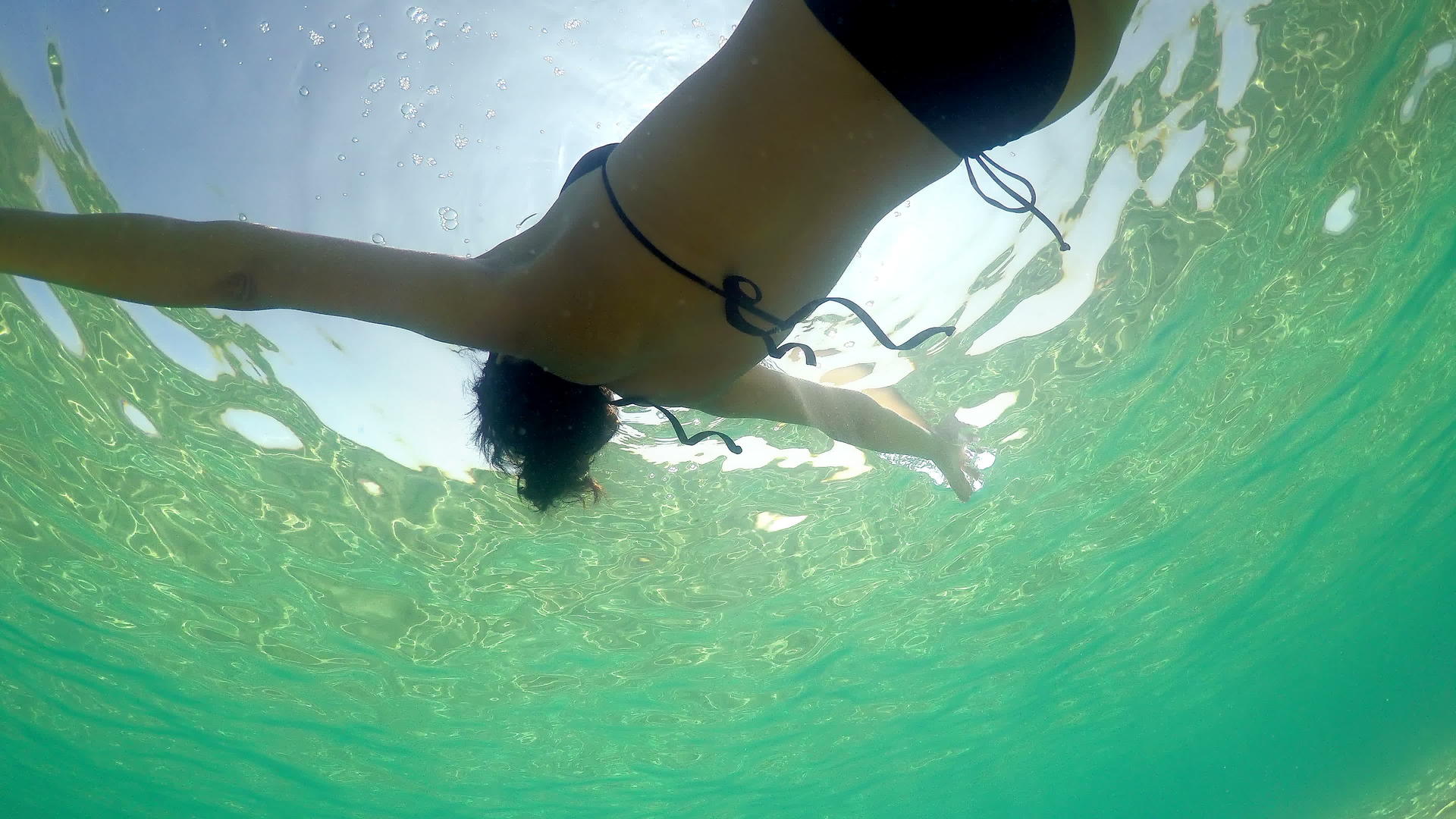 水下角漂浮在绿色的海水中视频的预览图