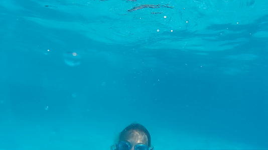 小女孩潜水水下豪华度假胜地游泳池视频的预览图