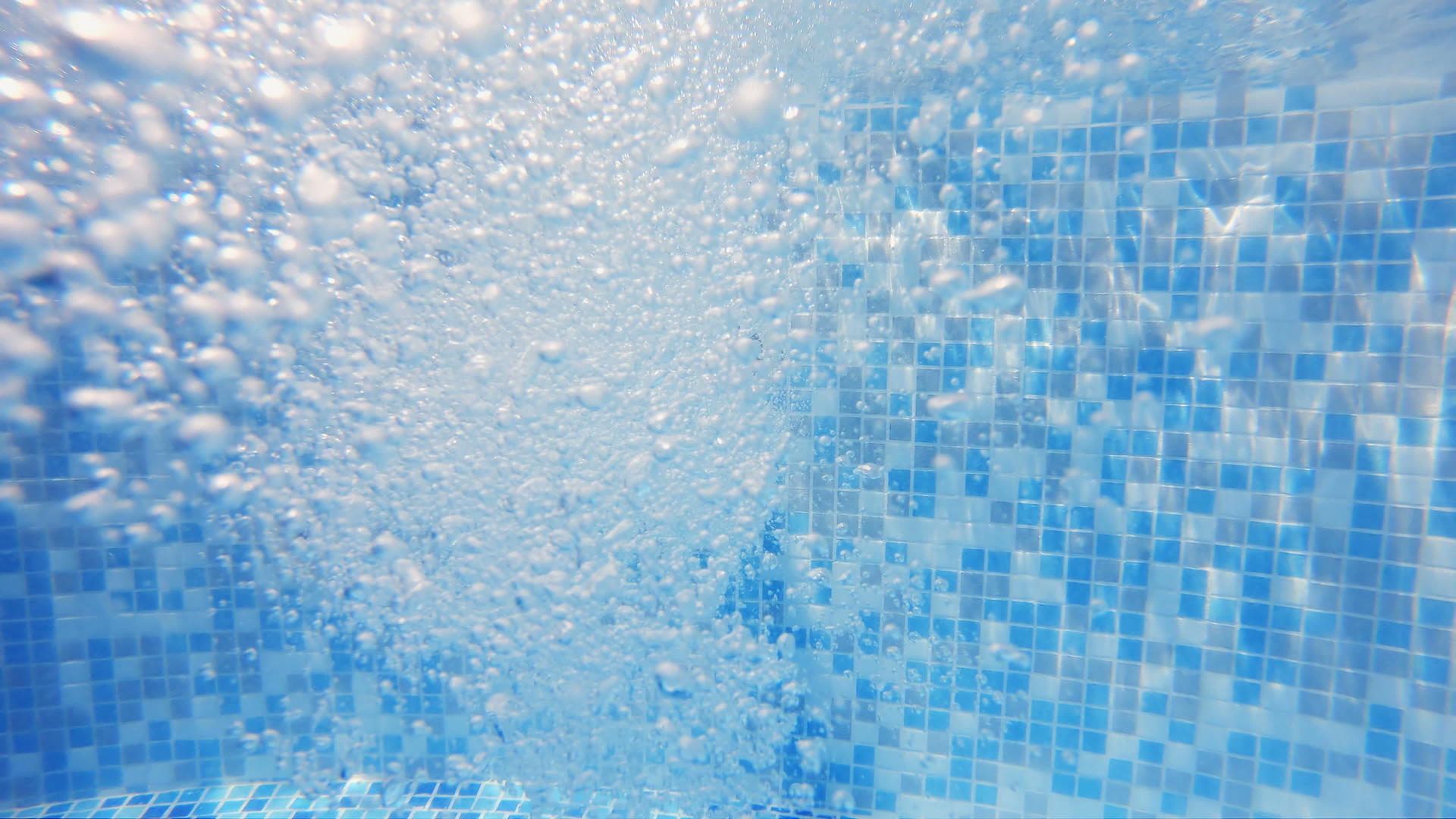 水下视图气泡在游泳池中缓慢上升和移动视频的预览图