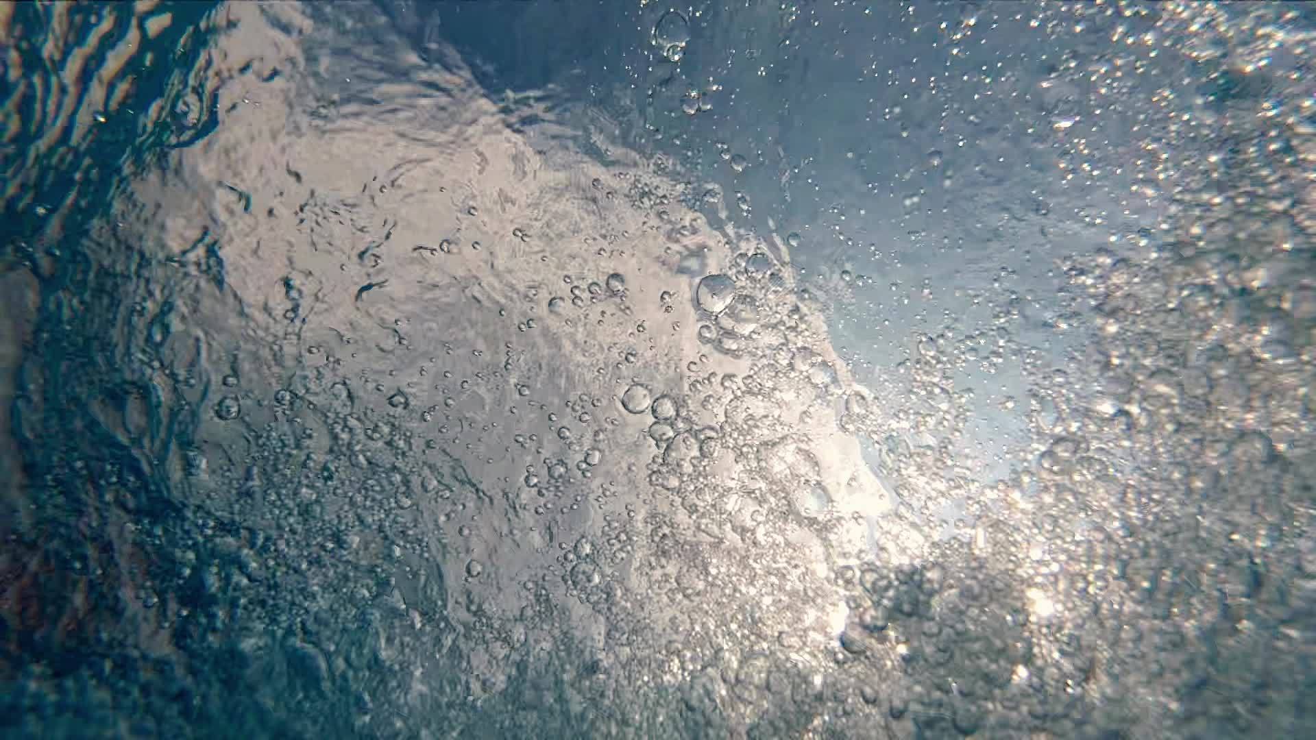 水下气泡的缓慢运动照亮了水面视频的预览图