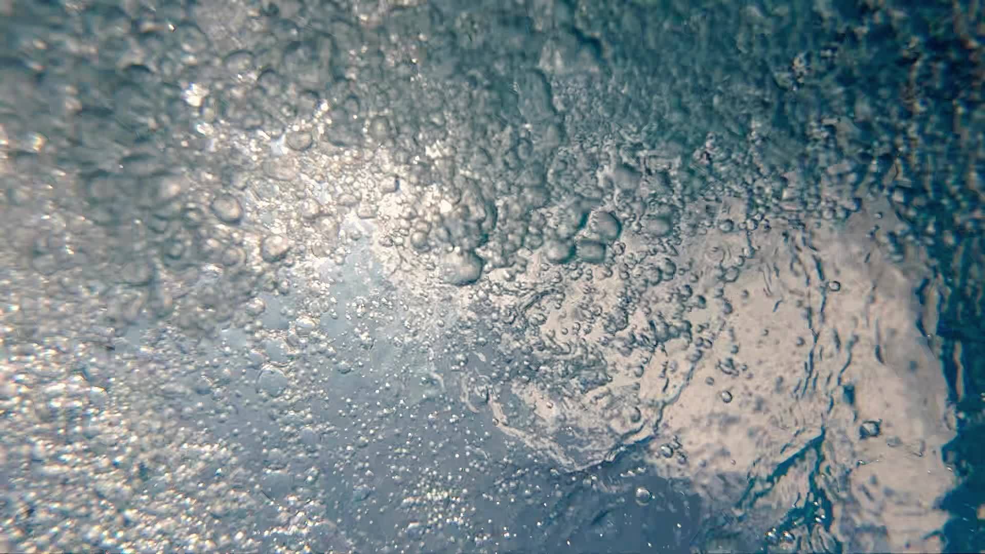水下表面的空气气泡和太阳光束视频的预览图