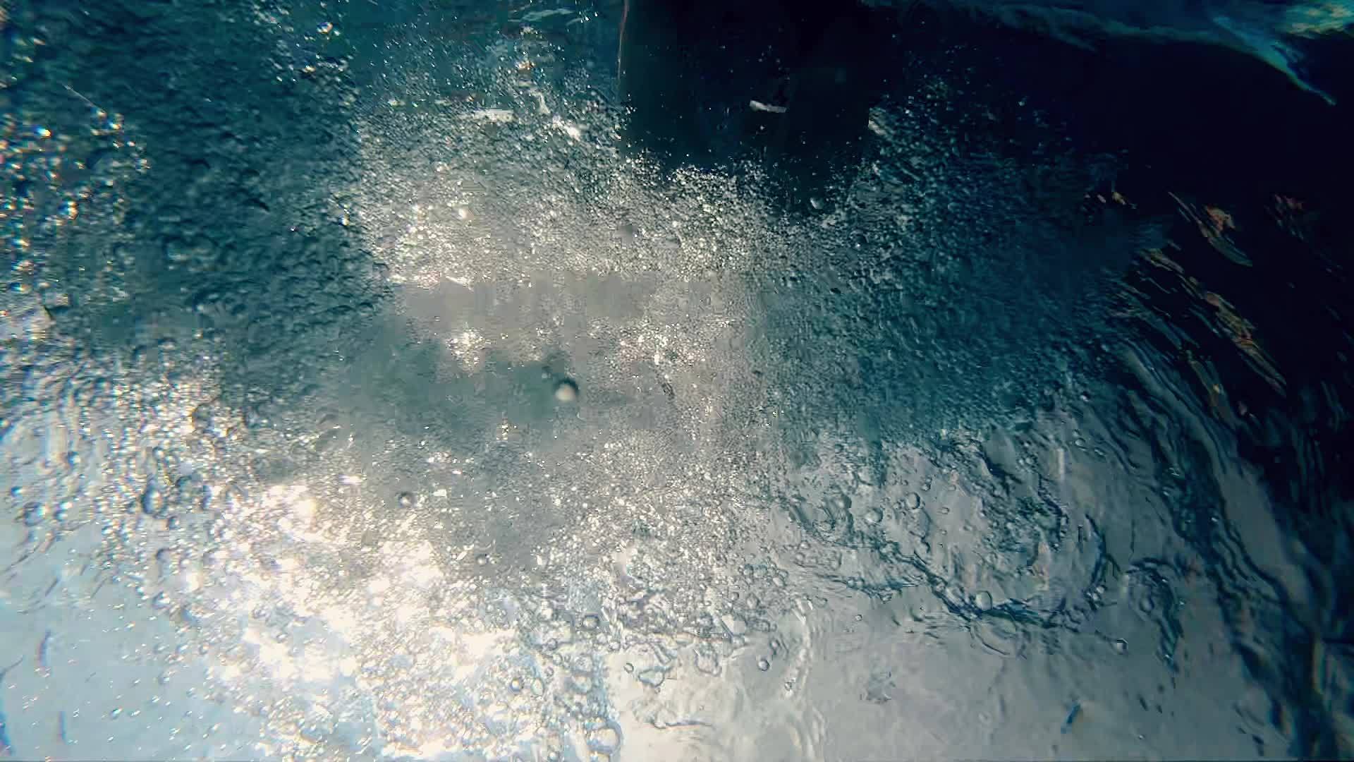 清洁淡水中泡沫的缓慢运动视频的预览图