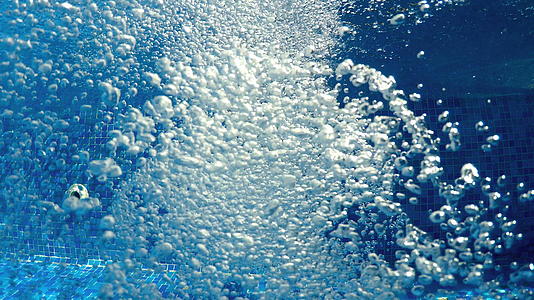 水下喷射适用于背景中蓝色水中的空气泡视频的预览图