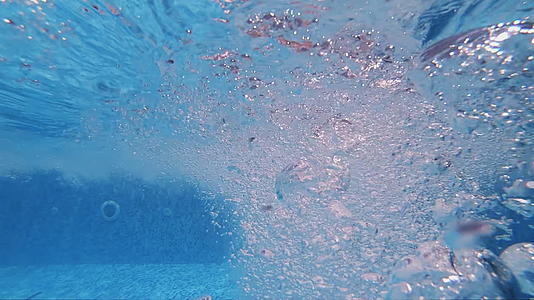 在热游泳池缓慢移动气泡在水下升起视频的预览图