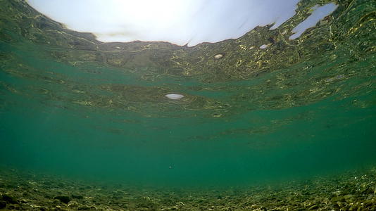 浅水和石头地板的水下风景照耀着太阳视频的预览图