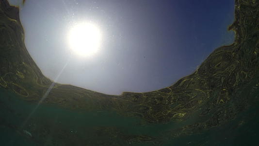 太阳在水下观察大海的风景背景视频的预览图