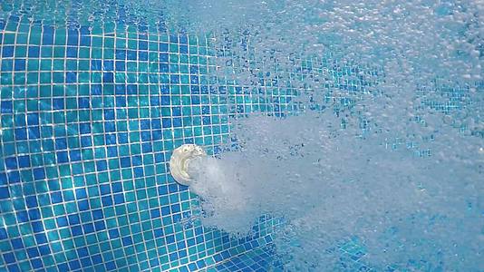 温泉水池喷气式喷水器的水下泡沫包括蓝色瓷砖慢动视频的预览图