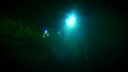 水下有光和谷物的黑暗抽象背景视频的预览图
