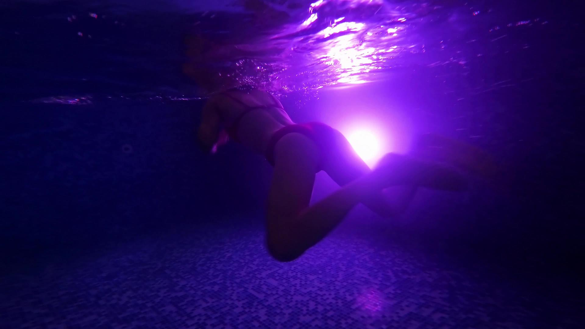 在LED背光暗池游泳适合女性视频的预览图