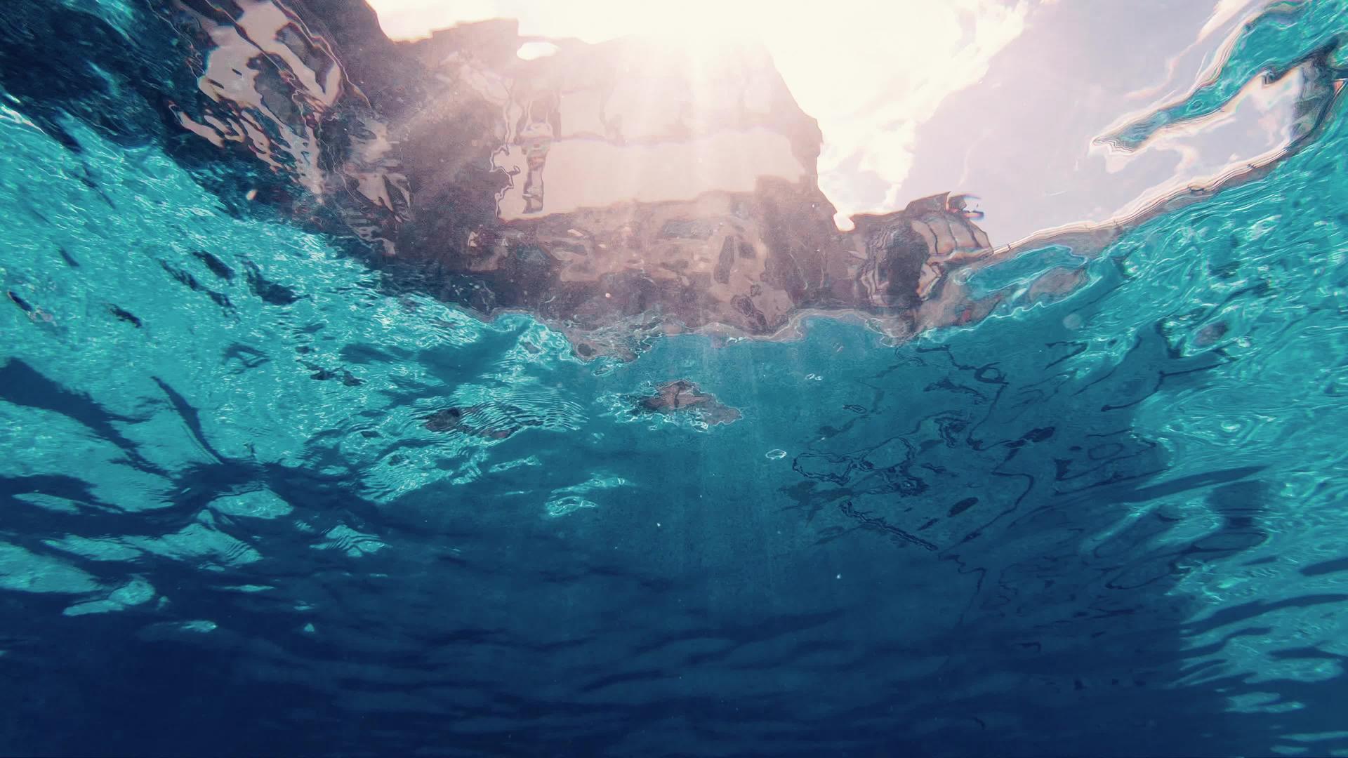 空游泳池的水下视图视频的预览图