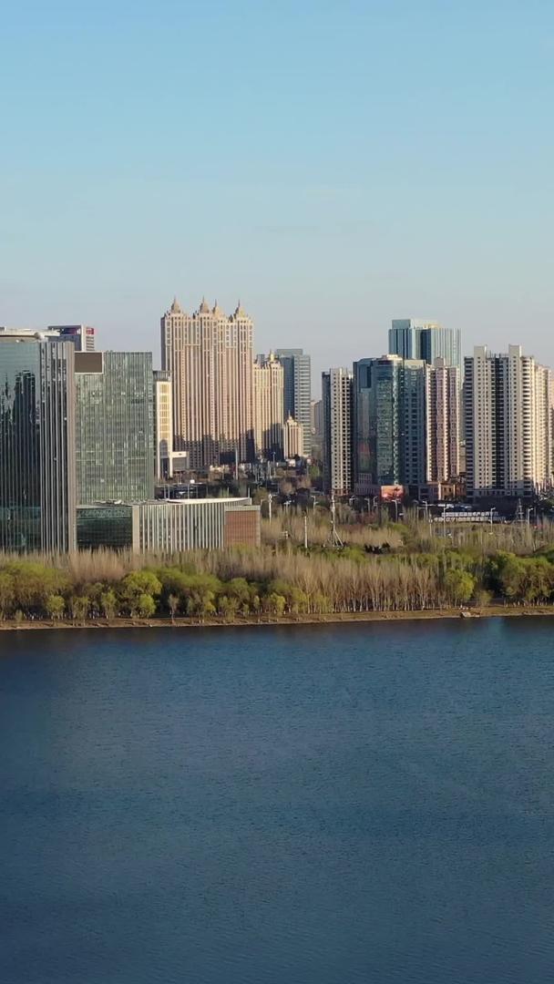 沈阳城市风光浑浊的河岸高楼群视频的预览图