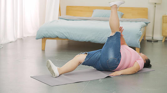 4k胖女生在家努力锻炼拉伸减肥瘦身视频的预览图