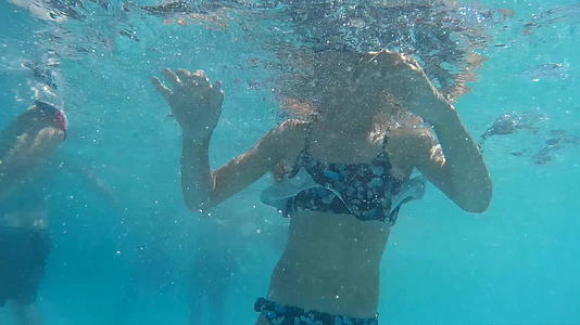 水下视图十几岁的女孩在游泳池里游泳护目镜是透明的视频的预览图