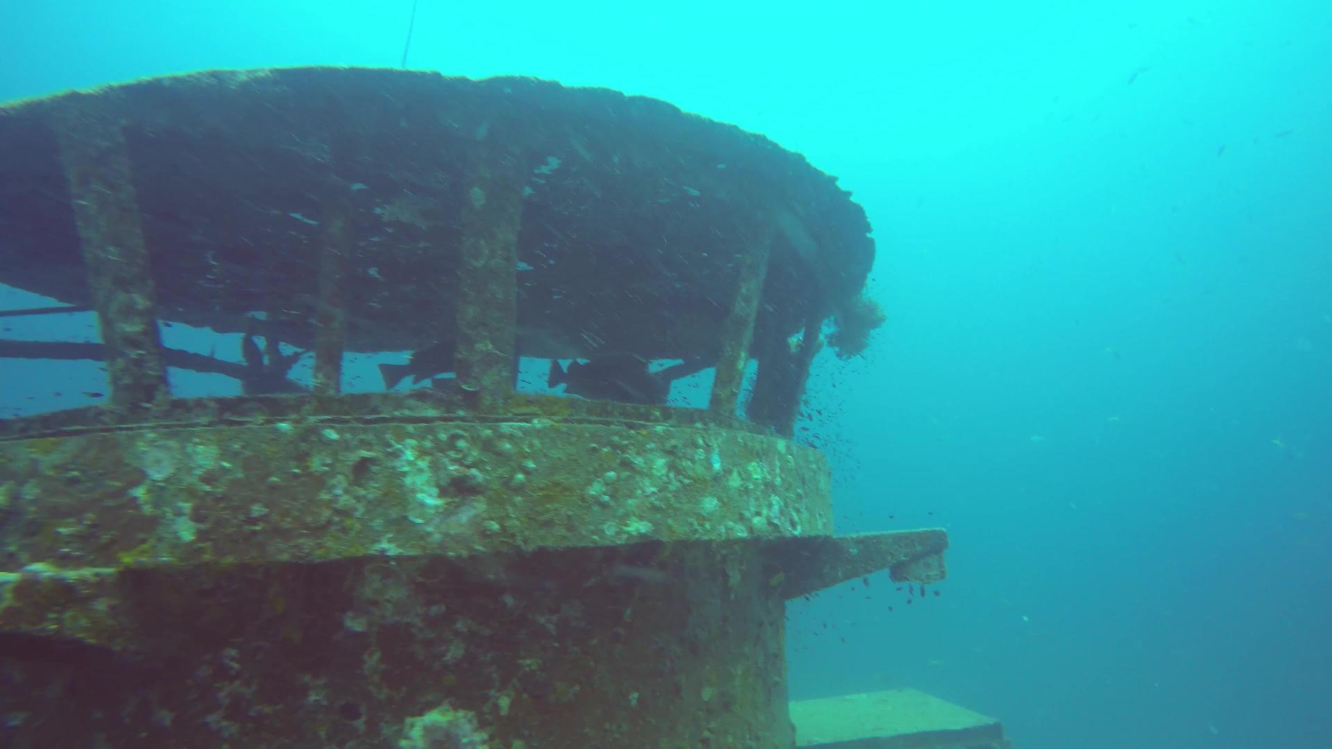 战时海军残骸留在海底潜水员海洋水肺潜水视频的预览图