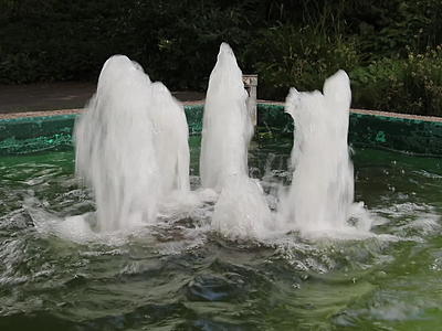 城市公园池塘里的泉水喷泉视频的预览图
