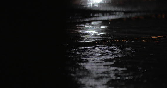 汽车城市灯下的雨坑和水滴视频的预览图