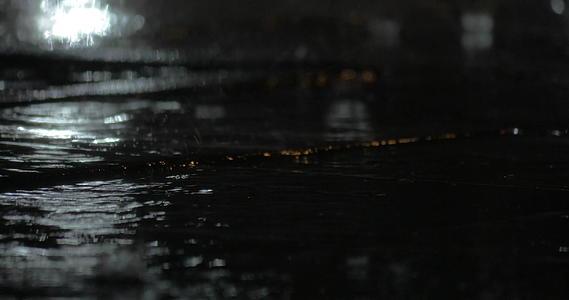 晚上人行道上有雨水和雨水视频的预览图