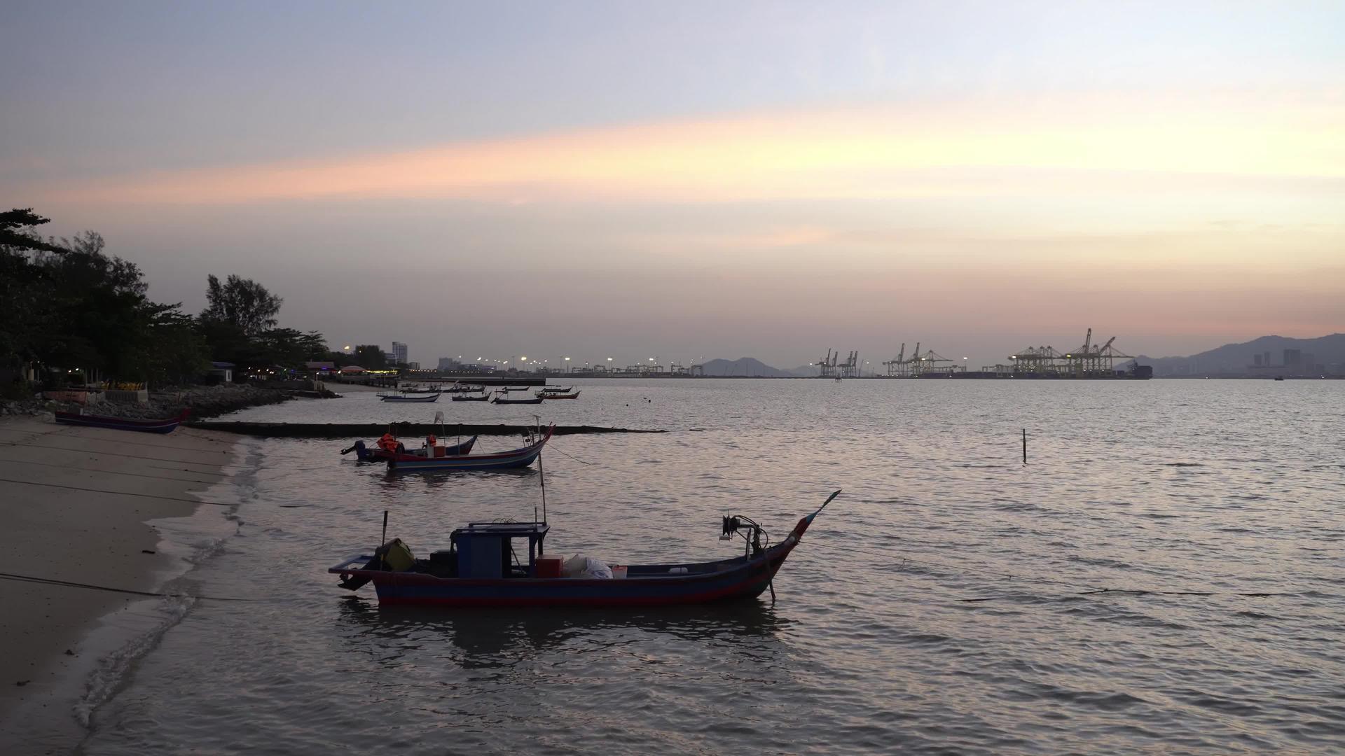 清晨的渔船时间视频的预览图