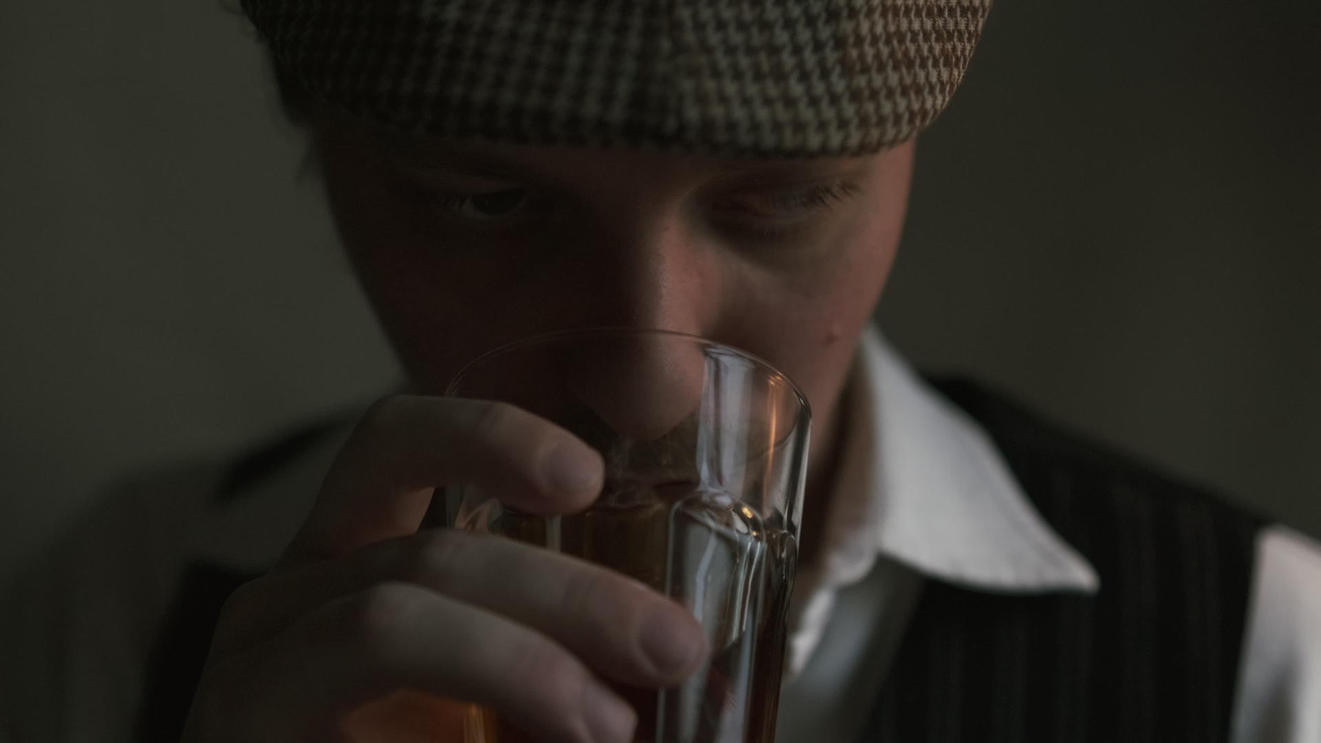 年轻人喝威士忌穿着老式的衣服视频的预览图