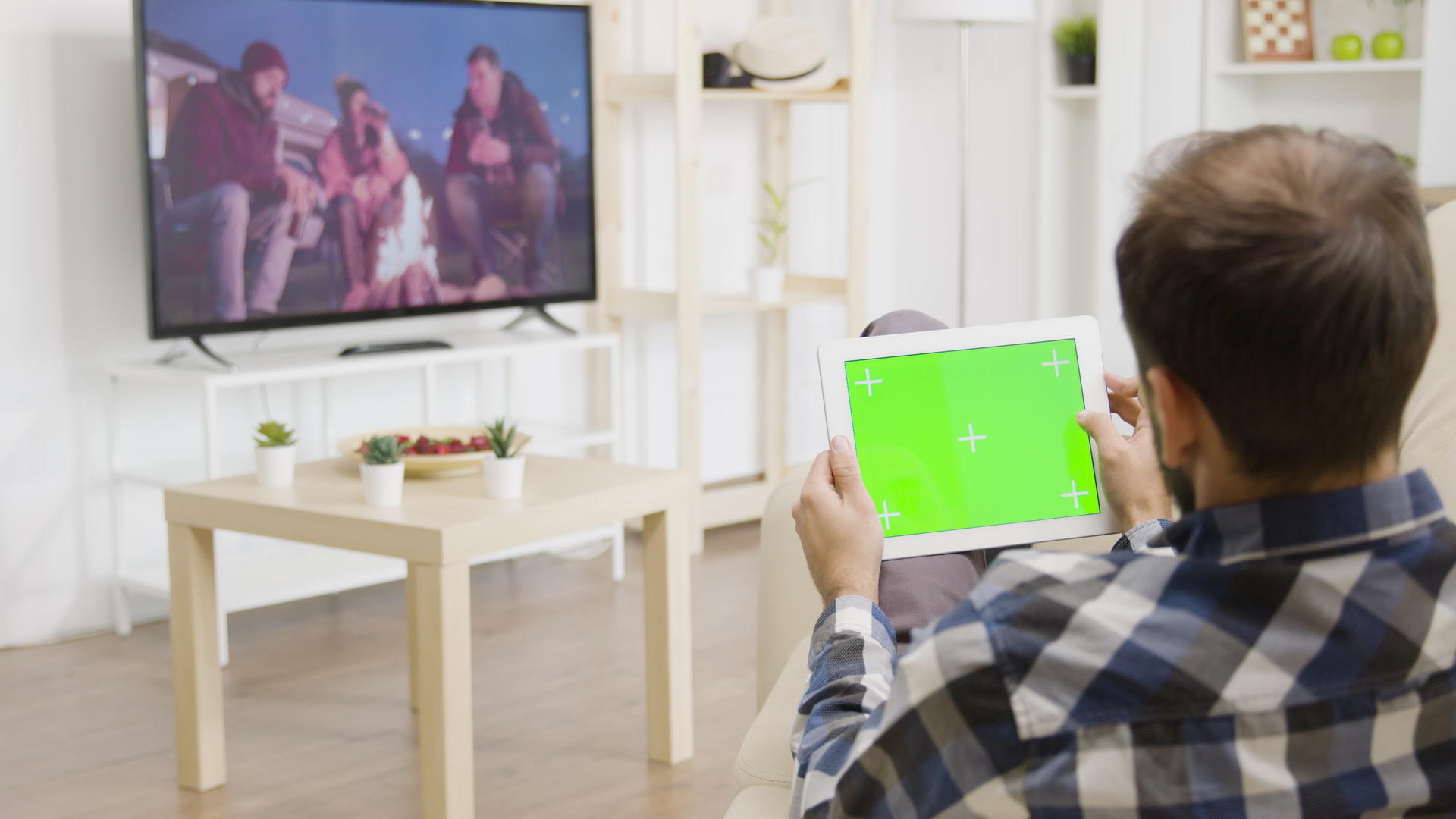男人看电视时会触摸绿屏的数字平板电脑视频的预览图