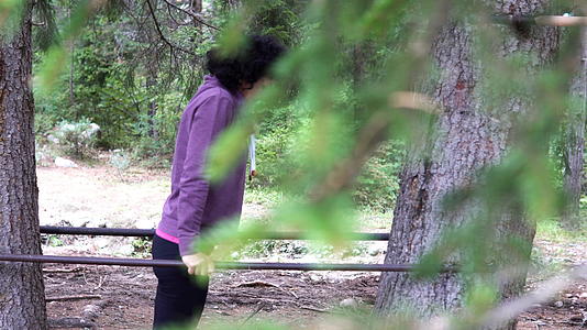 女性运动在森林中横向露天运动视频的预览图