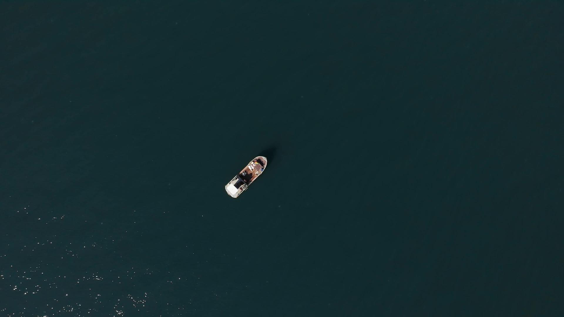 在海中部的小渔船自上而下的鸟瞰图鱼交付第一阶段准备视频的预览图