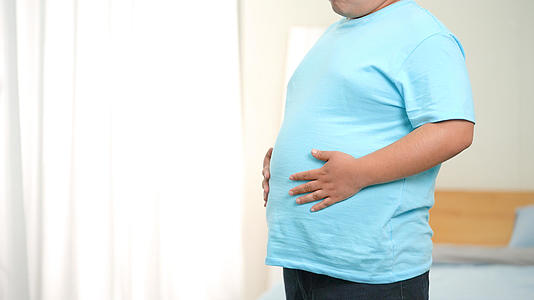 4k胖子肥胖瘦身减肥小肚腩拍肚子视频的预览图