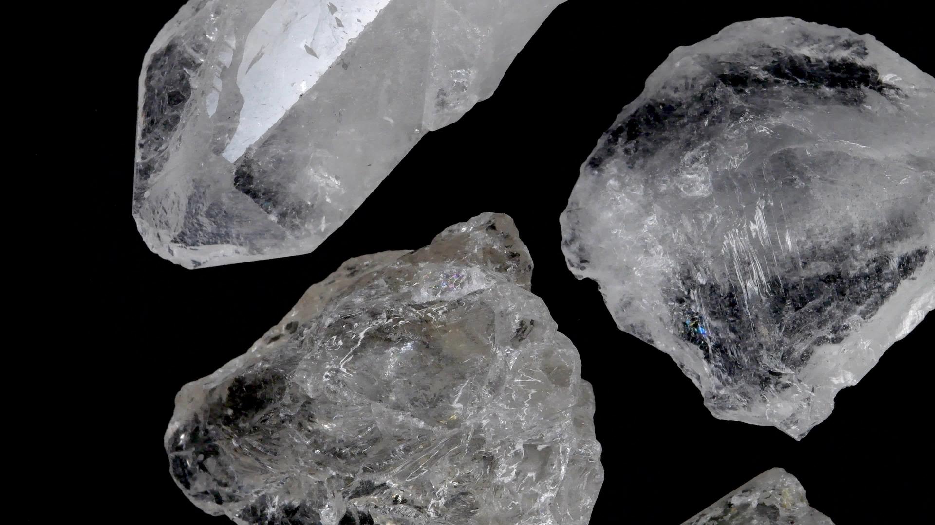 转盘桌上的岩石晶体视频的预览图