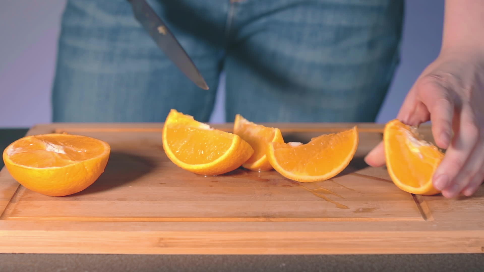 家庭主妇在家里切大多汁的橘子视频的预览图