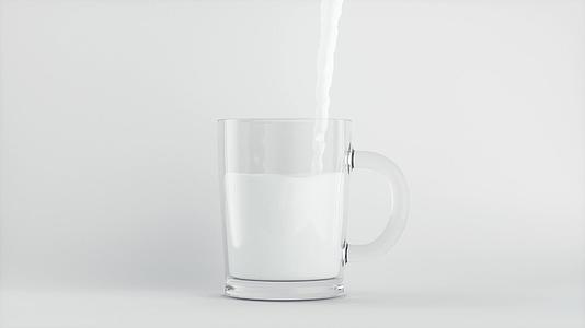 将牛奶倒入玻璃的三层深处视频的预览图