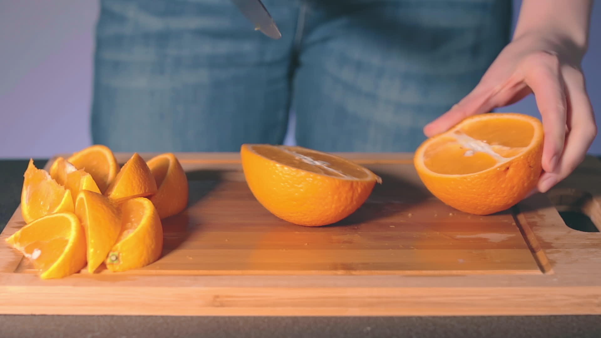 家庭主妇在家里切大多汁的橘子视频的预览图